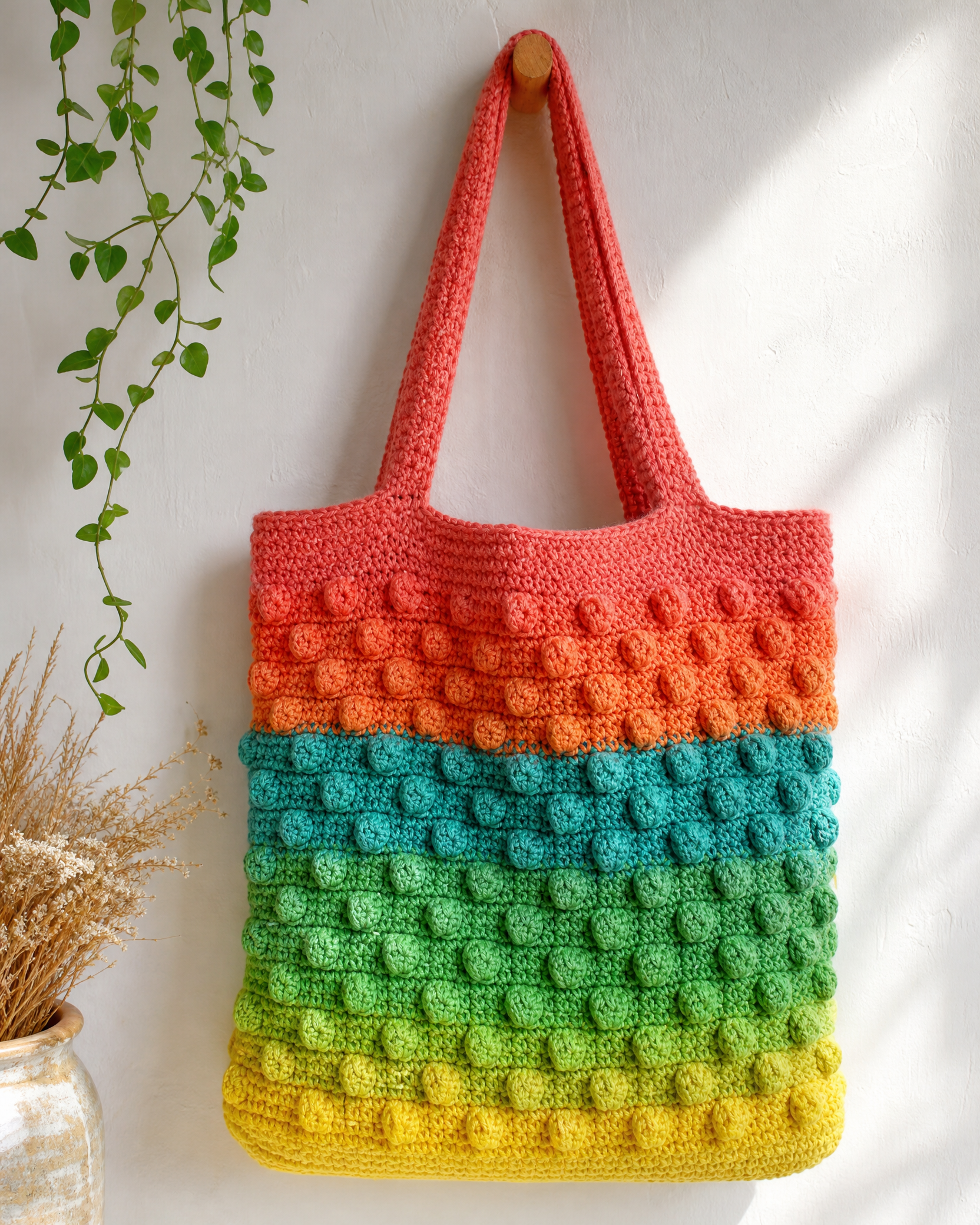 手工编织彩色托特包作品